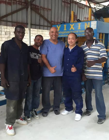 สายการผลิตเครื่องผลิตอิฐอัจฉริยะ Yixin QT5-15 ในเฮติ